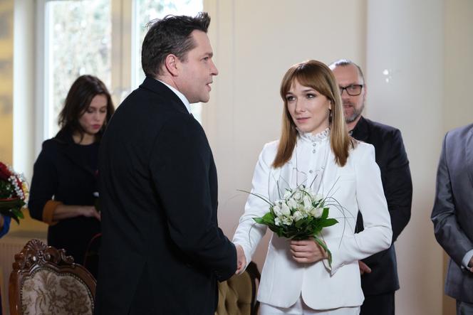 Na Wspólnej odc. 3239. Michał (Robert Kudelski), Iga (Lidia Sadowa) biorą ślub