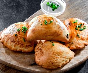 Pierożki drożdżowe ze świeżymi grzybami i kiszoną kapustą: przepis