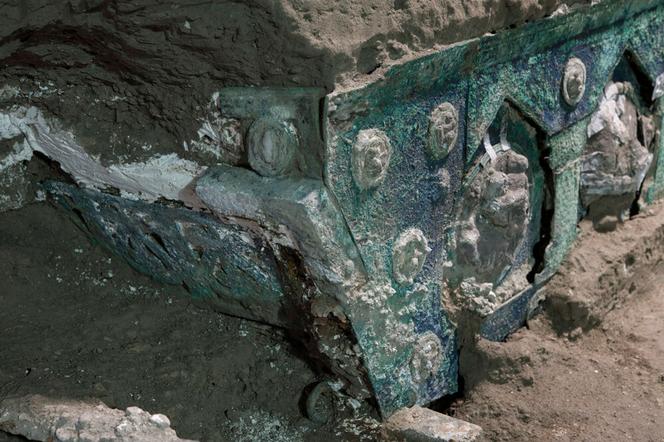 Pompeje. Sztab naukowców odkrył rydwan w Pompejach 