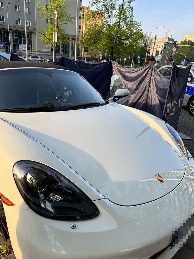  Makabra na Ochocie. Zwłoki w luksusowym białym Porsche. Na miejscu prokurator