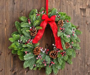 Dekoracje drzwi wejściowych na Boże Narodzenie