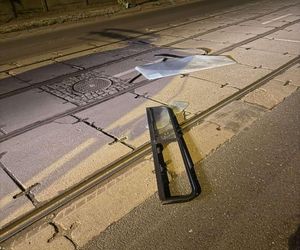 Grupa nastolatków zdemolowała tramwaj