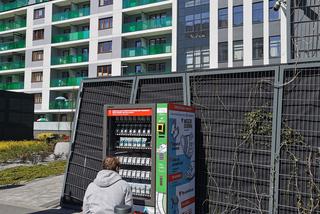 Automat z maseczkami i żelem antybakteryjnym w Warszawie