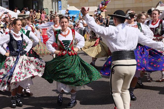 Wielobarwny korowód przemaszerował przez centrum Wisły. Trwa 61. Tydzień Kultury Beskidzkiej 