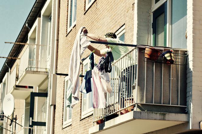 Proszę wyrzucić oszczędności przez balkon. Nowa metoda oszustów. O co chodzi? 