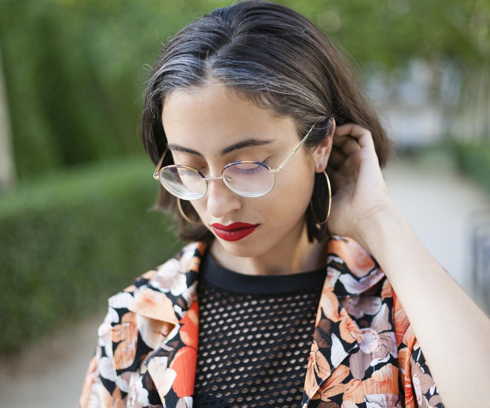 Ta jedna zmiana w diecie może spowolnić siwienie. Eksperci alarmują niski poziom witaminy