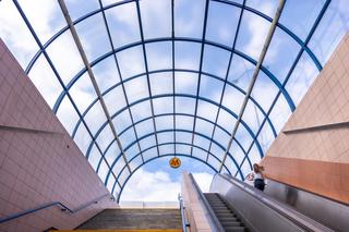 Wiaty z lat 90. nad wejściami do stacji metra Centrum w Warszawie