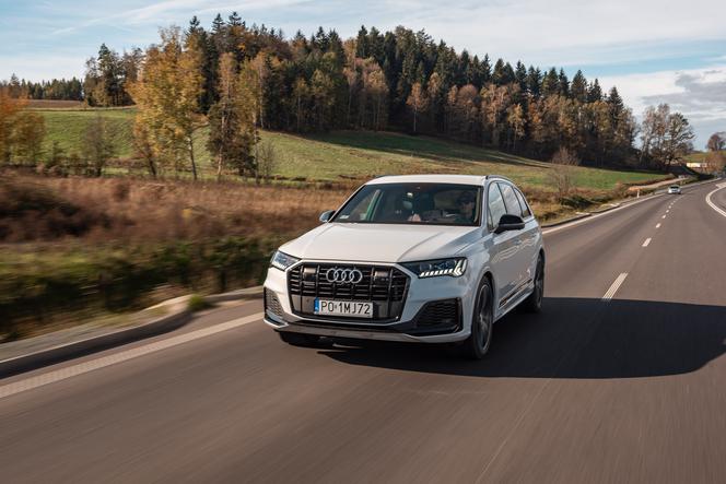 Duży lifting dużego SUV-a. Nowe Audi Q7 i Audi SQ7 na polskich drogach - WIDEO