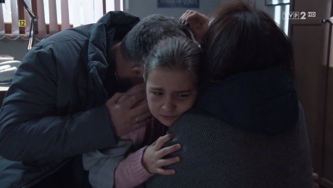 M jak miłość odcinek 1442, Artur (Robert Moskwa), Basia (Maja Wudkiewicz), Marysia (Małgorzata Pieńkowska)