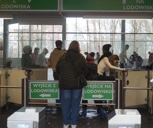 Ferie zimowe na Torbydzie w Bydgoszczy. Lodowisko pęka w szwach