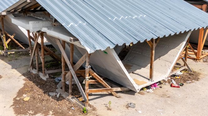 Elementy rozebranego pawilonu „Emilia” przechowywane na Białołęce w Warszawie