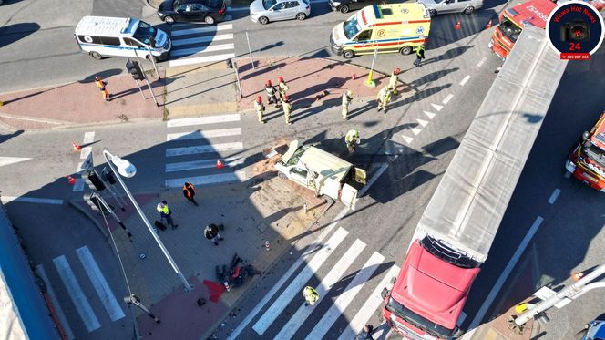 Osobówka zderzyła się z samochodem ciężarowym. 9-letni chłopczyk trafił do szpitala. „Trwają czynności”