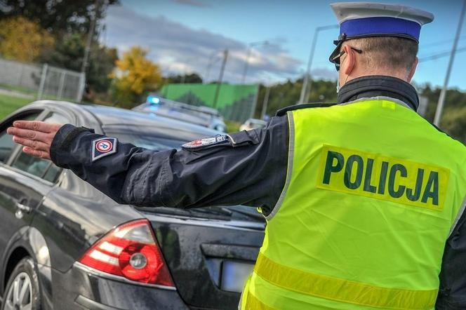 Kierowca mercedesa próbował wręczyć policjantom 300 zł
