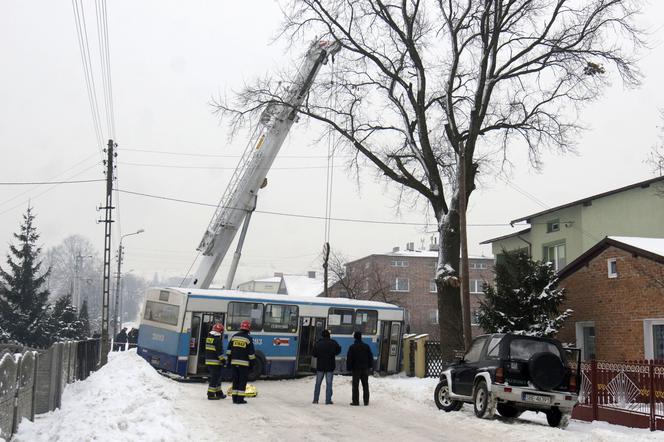 Sączów: Sanki wjechały pod autobus. 10-latek nie żyje, 8-latka w stanie ciężkim