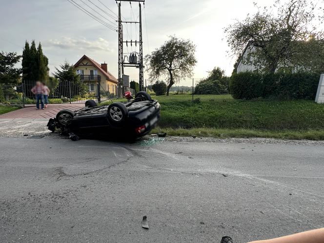 Zderzenie dwóch aut w Kraśniku. Jedno z nich dachowało