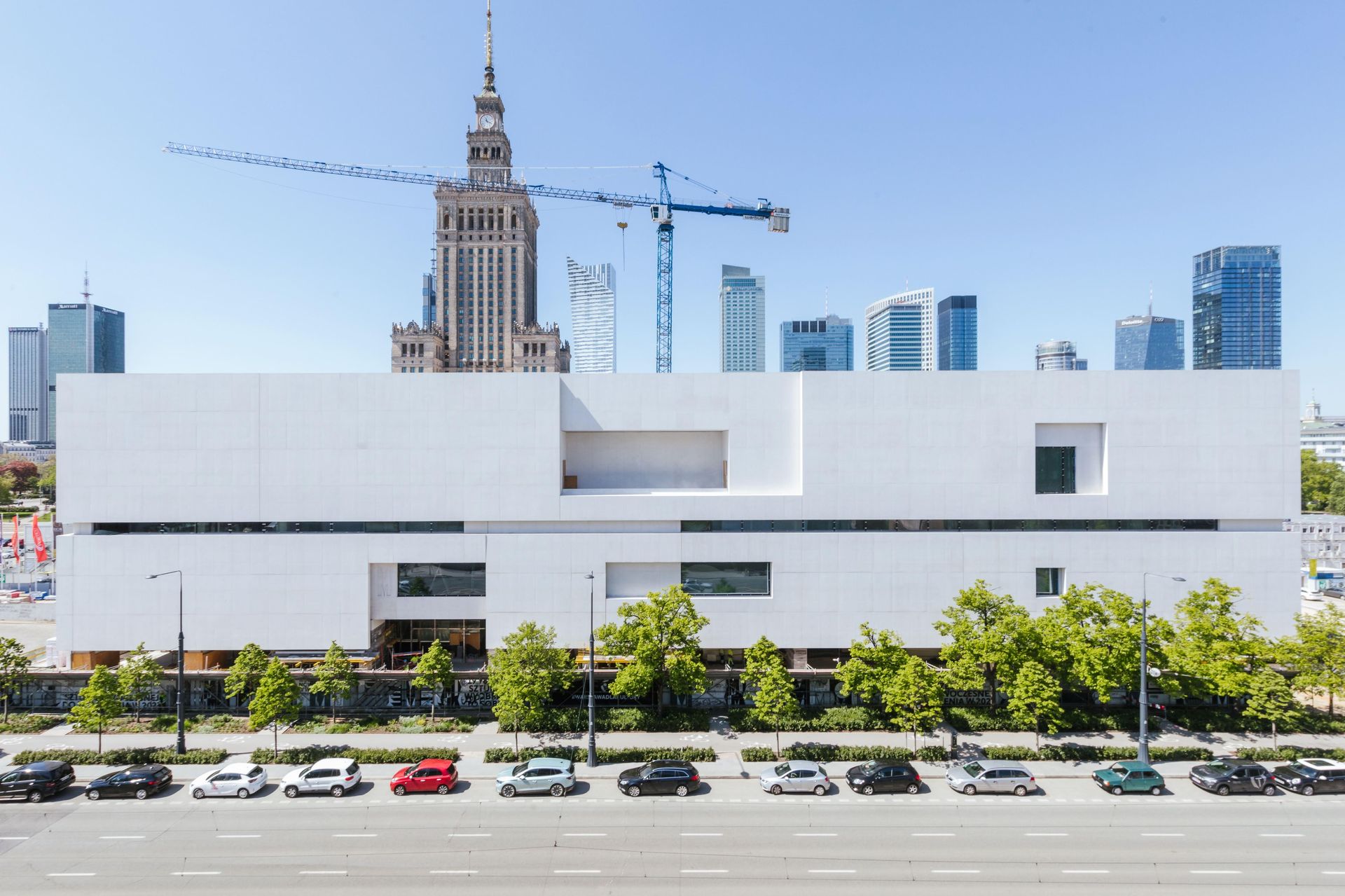 Budynek Muzeum Sztuki Nowoczesnej w Warszawie, widok od ul. Marszałkowskiej
