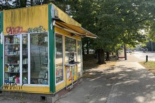 22-latek włamał się do kiosku. Nagrała go kobieta myjąca okna