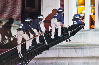 Policja odbija kampusy