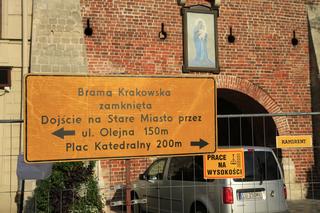 Bramą Krakowską nie przejdziesz na Stare Miasto. Teren został odgrodzony