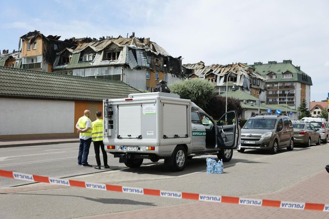 Blok przy ul. Powstańców w Ząbkach po pożarze