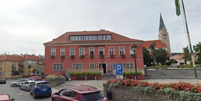 Burmistrz Sobótki chce sprzedać zabytkowy ratusz. Urząd przeniosą do hotelu pracowniczego?