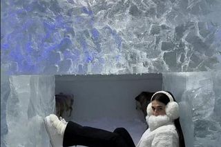 Kevin Mglej schudł ponad 40 kilogramów i teraz pozuje w samych bokserkach. Tak bawi się z Roxie w Finlandii