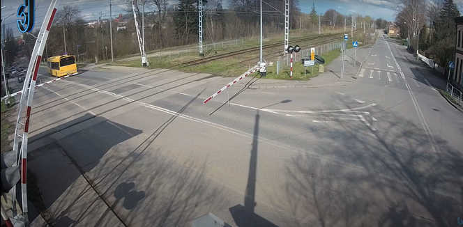 Wjechał autobusem na tory, choć zamykały się rogatki. 