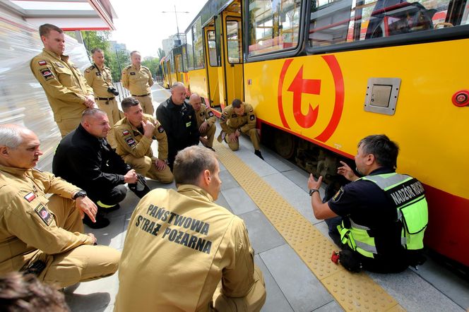 Tramwaj na Stegnach zawisł nad ziemią. Strażacy padli na kolana 
