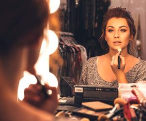 Makijaż na lato! Skóra pełna blasku, słoneczna opalenizna oraz wtopiony glow. Make-up trendy 