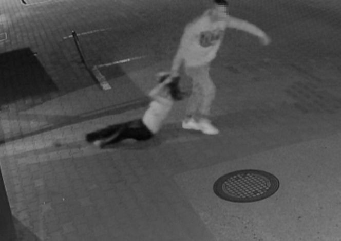 Jelcz-Laskowice. Mężczyzna ciągnie za włosy swoją półnagą partnerkę. Na zdjęciach widać też krew.