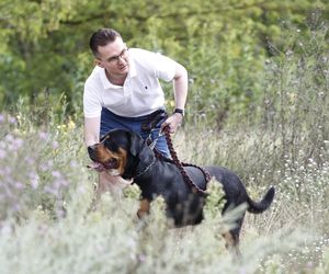 Poseł kąpał się z psem