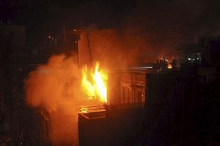 Pożar hotelu w Kudowie-Zdroju. Spłonęły trzy auta i autobus 