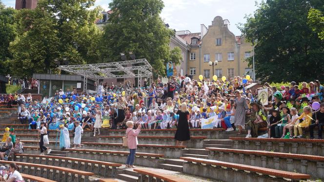 Dni Bajki 2024. W centrum Olsztyna zrobiło się bajkowo. Dzieci przejęły władzę nad miastem [ZDJĘCIA]