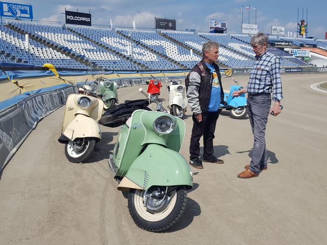 Osy kręciły kółka na stadionie żużlowym w Lesznie. Ogólnopolski zlot skuterów Osa Osieczna-Leszno 