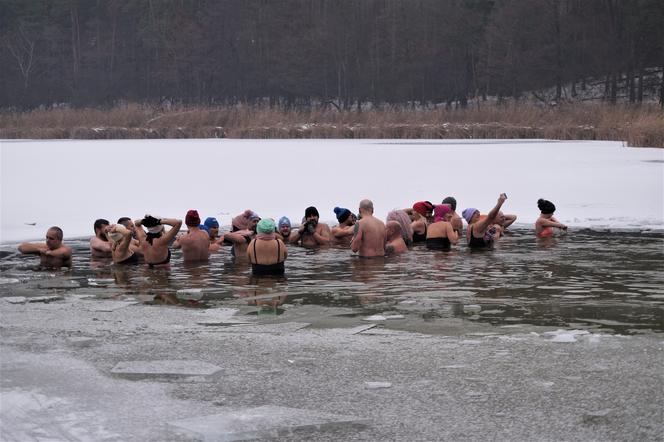 Zimna woda im niestraszna! Morsowanie w podbydgoskich Pieckach [ZDJĘCIA]