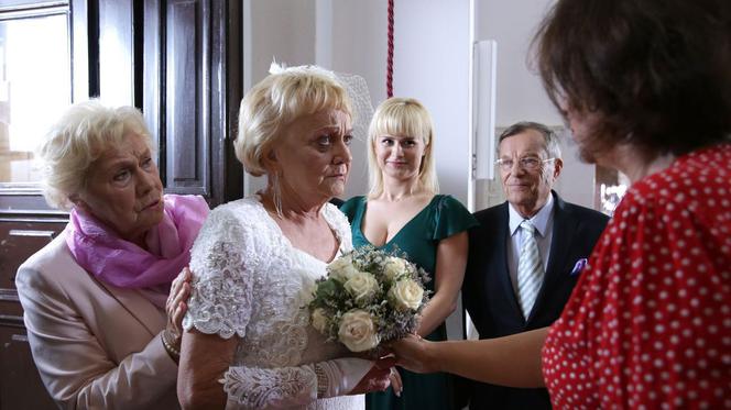 M jak miłość, odc. 1471. Kisielowa (Małgorzata Różniatowska), Marysia (Małgorzata Pieńkowska), Sonia (Barbara Wypych)