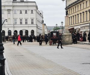Co się dzieje na Krakowskim Przedmieściu w Warszawie? Rosyjskie napisy na ulicach