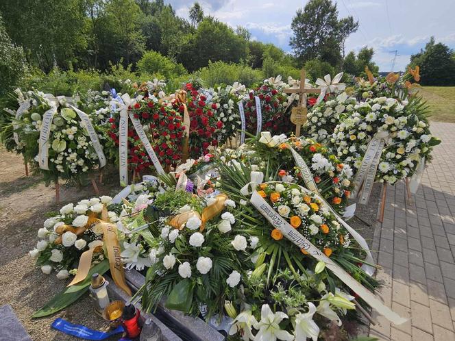 Morze kwiatów zalało grób Jerzego Krzanowskiego. Poruszające słowa: "Kitku, Ty wiesz"