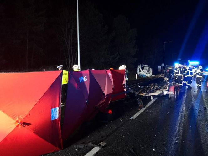 Motorówka spadła z przyczepy i uderzyła w auto pod Bydgoszczą! Zginęli dwaj mężczyźni 