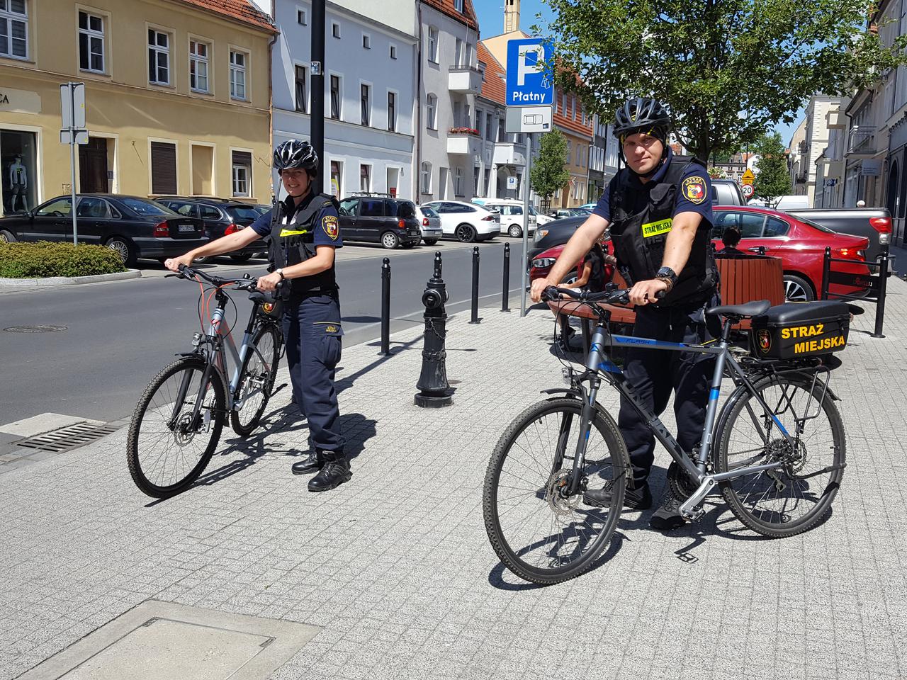 Słoneczny patrol w Lesznie. Latem ulice patrolują strażnicy miejscy na rowerach