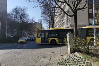 Kierowca autobusu w Katowicach. Dziwne zachowanie za kierownicą