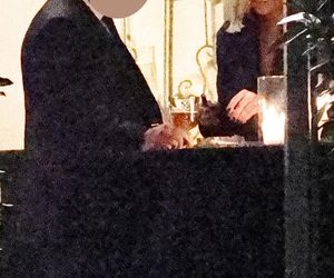 Anna Lewandowska w nocy pali elektryczne papierosy