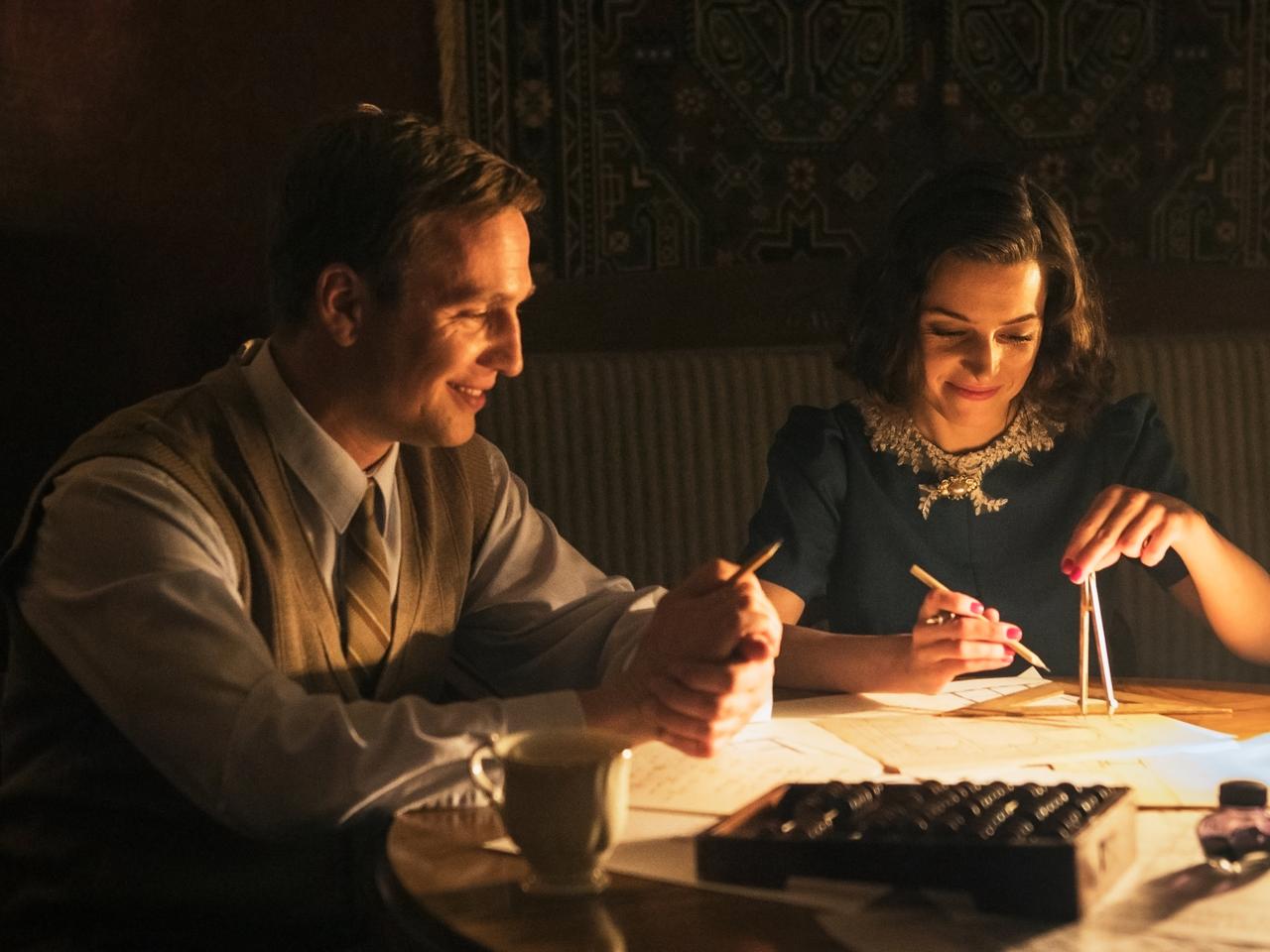 Kazimierz ze Stulecia Winnych zmarł, ale teraz Mateusz Janicki wraca w podwójnej roli w serialu historycznym - ZDJĘCIA