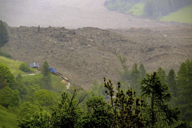 Szwajcaria. Kamienna lawina pogrzebała alpejską wioskę, gdy oderwał się ogromny fragment lodowca