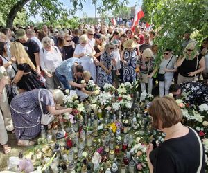Marsz Milczenia dla zamordowanej Klaudii. Tysiące osób w ciszy idą trasą, którą szła 24-latka [RELACJA NA ŻYWO]