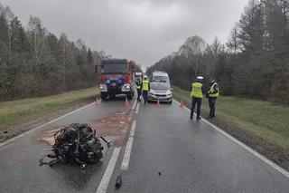 Biały Bór. Śmiertelny wypadek na drodze krajowej nr 25. Dwóch mężczyzn zginęło w zderzeniu z ciągnikiem 
