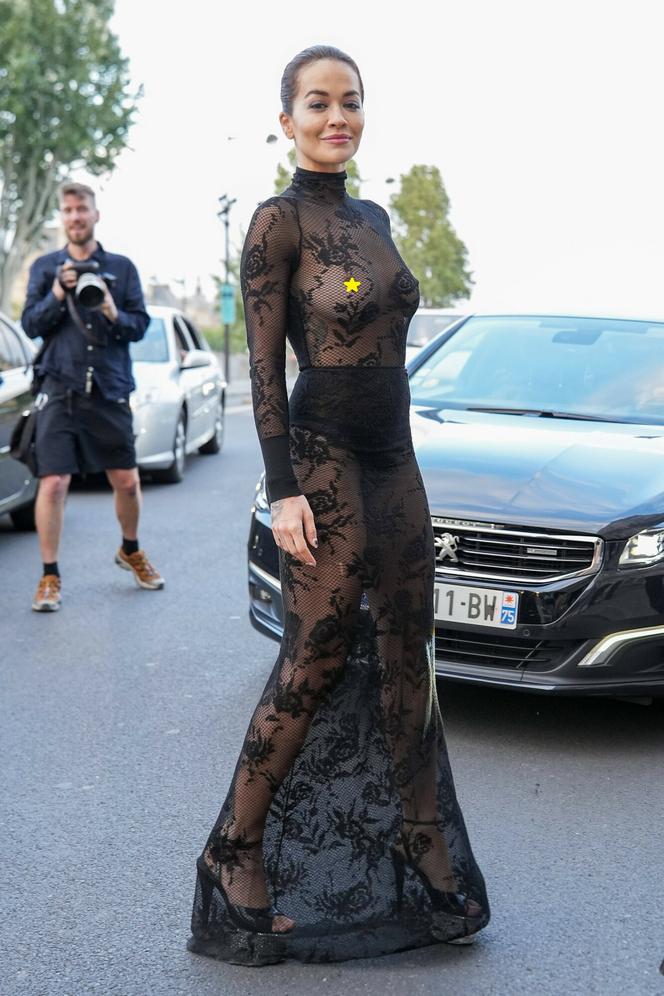 Rita Ora w długiej, siatkowanej sukni na pokazie mody w Paryżu!