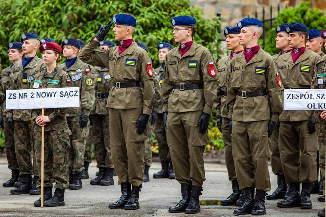 Uczniowie ZS nr 2 podczas Przeglądu Musztry Klas Mundurowych w Gromniku