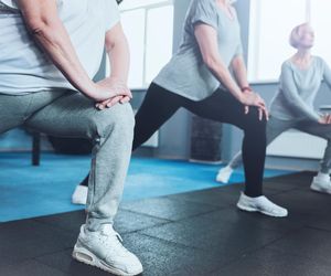 Zgarbiona postawa, bóle kręgosłupa i słaba pamięć? Te ćwiczenia poprawią kondycję seniorów 