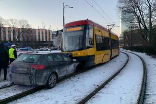 Czołowo huknął w tramwaj. Pijany kierowca uciekł 